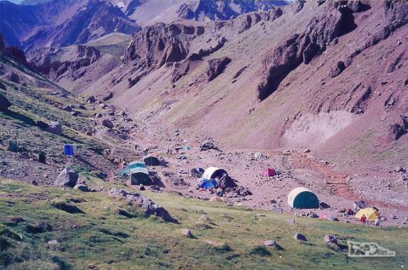 Acampamento de Confluencia, a caminho de Plaza de Mulas e do Aconcágua, na região de Mendoza, oeste da Argentina (temporada de 1998/99)